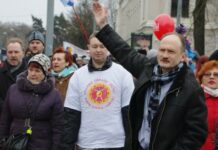 Miroslavs Mitrofanovs uzņemas visu atbildību par Vecāku sapulci un ir gatavs aizstāt Gapoņenko un Lindermanu cietumā.