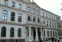 Кресла качаются