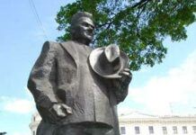 У памятника диктатору