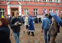 В атмосфере народного недоверия