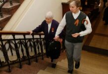 И зал встал…