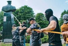 ДЬЯВОЛ ТОЛЬКО ОДИН Украина. Харьков. Активисты украинских националистических организаций сносят памятник советскому полководцу, маршалу и четырежды Герою Советского Союза Георгию Жукову на проспекте Григоренко. PAVLO PAKHOMENKO/EPA/TASS.