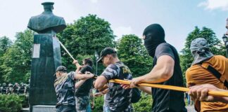 Украина. Харьков. Активисты украинских националистических организаций сносят памятник советскому полководцу, маршалу и четырежды Герою Советского Союза Георгию Жукову на проспекте Григоренко. PAVLO PAKHOMENKO/EPA/TASS.