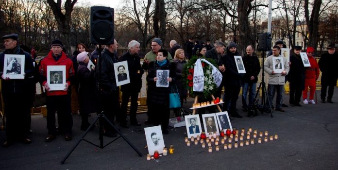16 марта антифашисты зажгли свечи в память сотен тысяч мирных жителей Латвии 16 марта антифашисты зажгли свечи в память сотен тысяч мирных жителей Латвии