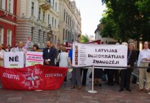 Движение ‘За равные права’ провело пикет против поправок к закону «О народном голосовании» (фоторепортаж)