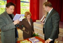 Фоторепортаж: фонд ‘Татьяна Жданок – русской школе’ представил в школе им. Гердера и в Рижской 71-й средней школе поэтический двухтомник ‘Русский стих’