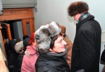 Фоторепортаж: сбор подписей за предоставление гражданства негражданам