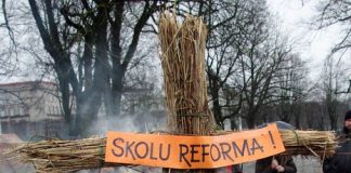 В ЦЕНТРЕ РИГИ СОЖГЛИ «ШКОЛЬНУЮ РЕФОРМУ»
