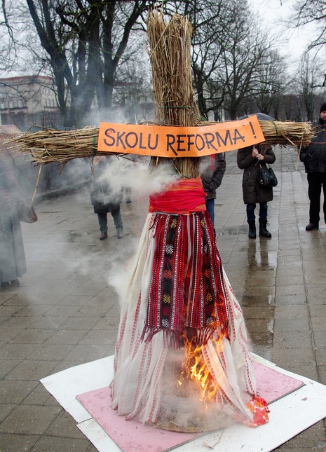 В ЦЕНТРЕ РИГИ СОЖГЛИ «ШКОЛЬНУЮ РЕФОРМУ» В ЦЕНТРЕ РИГИ СОЖГЛИ «ШКОЛЬНУЮ РЕФОРМУ»