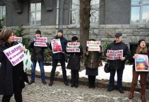 Пикет против насильственного изъятия детей из семей. (у британского посольства в Риге 19 марта, с фоторепортажем) Пикет против насильственного изъятия детей из семей. (у британского посольства в Риге 19 марта