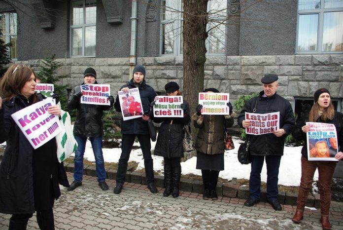 Пикет против насильственного изъятия детей из семей. (у британского посольства в Риге 19 марта Пикет против насильственного изъятия детей из семей. (у британского посольства в Риге 19 марта