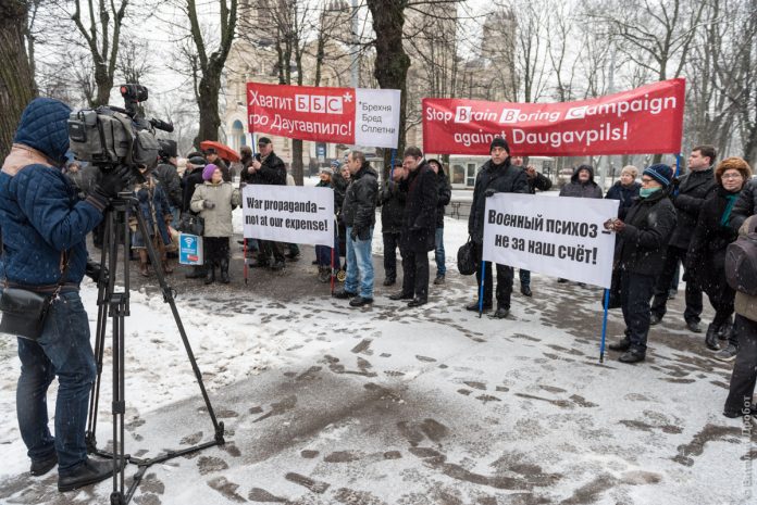 Фоторепортаж с митинга против показа лживого фильма ВВС за деньги налогоплательщиков Фоторепортаж с митинга против показа лживого фильма ВВС за деньги налогоплательщиков