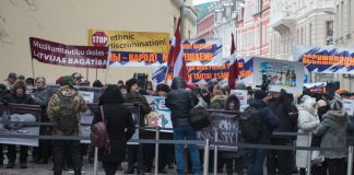 Фоторепортаж с митинга у Сейма в защиту русских школ