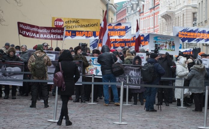 Фоторепортаж с митинга у Сейма в защиту русских школ Фоторепортаж с митинга у Сейма в защиту русских школ