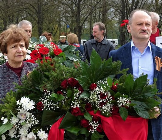 СОПРЕДСЕДАТЕЛИ РУССКОГО СОЮЗА ЛАТВИИ ТАТЬЯНА ЖДАНОК И МИРОСЛАВ МИТРОФАНОВ ВОЗЛАГАЮТ ЦВЕТЫ К ПАМЯТНИКУ ОСВОБОДИТЕЛЯМ РИГИ