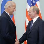 10 марта 2011 года председатель правительства РФ Владимир Путин приветствует во время встречи вице-президента США Джозефа Байдена