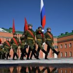 Военнослужащие Преображенского полка во время подготовки к военному параду на Красной площади