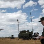 Военнослужащий управляет БПЛА на конкурсе подразделений радиоэлектронной борьбы