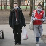 Волонтеры несут сумки с продуктами для пенсионеров