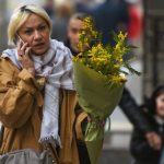 Женщина с букетом мимозы