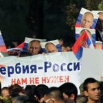 Жители Белграда с портретами Путина