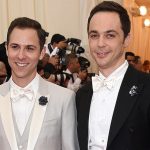 Звезда сериала «Теория большого взрыва» Джим Парсонс и графический дизайнер Тодд Спивак отпраздновали бракосочетание