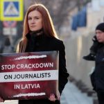 Мария Бутина в одиночном пикете в поддержку русскоязычных журналистов Латвии