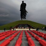 Останки советских воинов у подножия Ржевского мемориала
