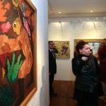 Петр Авен с супругой Еленой у картины Натальи Гончаровой Лесорубы