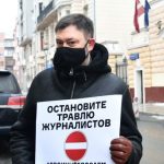 Пикет в защиту преследуемых в Латвии русских журналистов