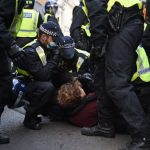 Полиция задерживает участника протеста в Лондоне