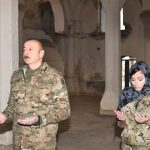 Президент Азербайджана Ильхам Алиев с супругой Мехрибан молятся в мечети Джума во время посещения города Агдам