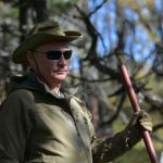 Президент РФ Владимир Путин во время прогулки в тайге