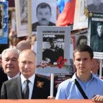 Путин в 2019 году с портретом отца на Бессмертном полку
