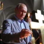 Путин ставит свечу в храме Валаамского монастыря