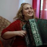 Руководитель семейного ансамбля Орфей из Краснодара Анастасия Артюшина исполняет песню Катюша