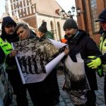 Сотрудники полиции задерживают антифашистов во время марша ветеранов Ваффен СС и их сторонников в Риге