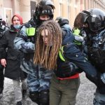 Сотрудники правоохранительных органов задерживают участников несанкционированной акции