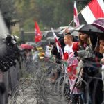 Участники несанкционированного Марша единства и сотрудники милиции на одной из улиц в Минске