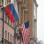 Флаг США на здании посольства в Москве