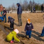 Дети играют в песок на пляже в парке 300-летия Санкт-Петербурга