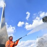 Моют памятник-бюст Юрию Гагарину на Аллее космонавтов на ВДНХ в Москве
