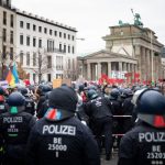 Сотрудники полиции и участники акции протеста против мер по борьбе с коронавирусом в Берлине