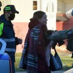 Сотрудники правоохранительных органов задерживают людей, подозреваемых в участии в акции протеста в Минске