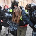 Сотрудники правоохранительных органов задерживают участников несанкционированной акции сторонников Навального