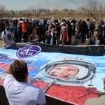 Студенты филиала МАИ с плакатом, посвященным Гагарину, готовятся к юбилею в городе Байконур