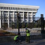 У Белого дома в Бишкеке