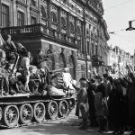 Жители Праги приветствуют Красную Армию