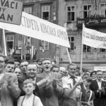 Жители освобожденной от гитлеровцев Праги приветствуют воинов-освободителей