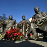 Памятник лидерам Большой тройки Иосифу Сталину, Франклину Рузвельту и Уинстону Черчиллю в Ялте.